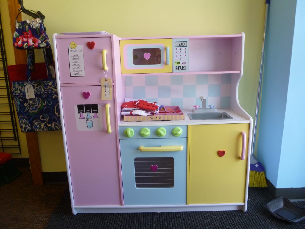 wooden play kitchen at Sprouts Consignment Boutique @meredithspidel