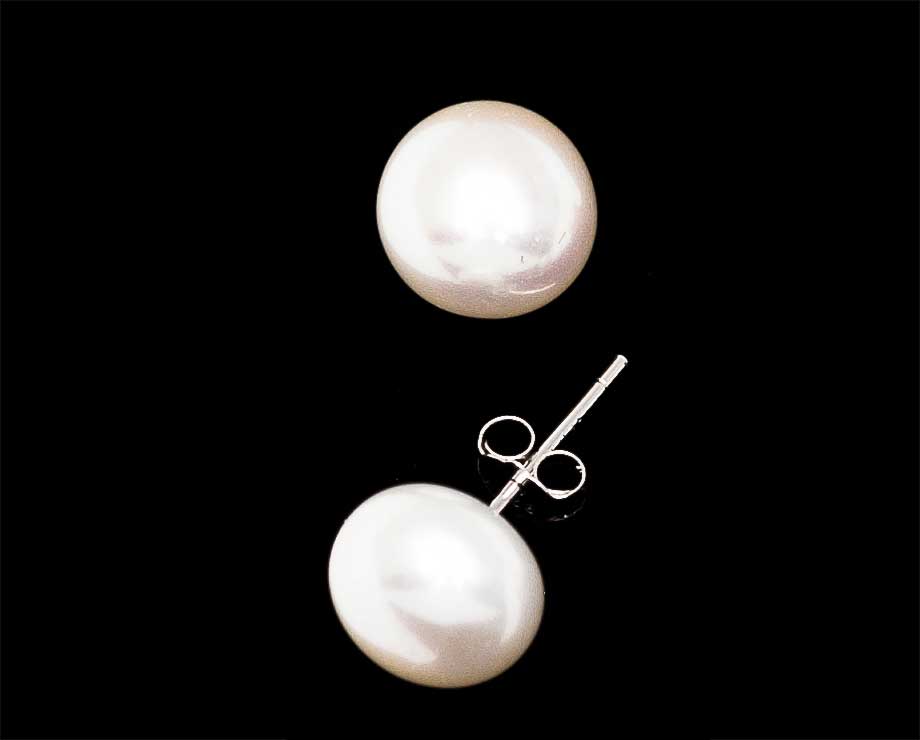 Looking for a classic, gorgeous pair of earrings? Delivered! Check out these pearl earrings that go with everything!