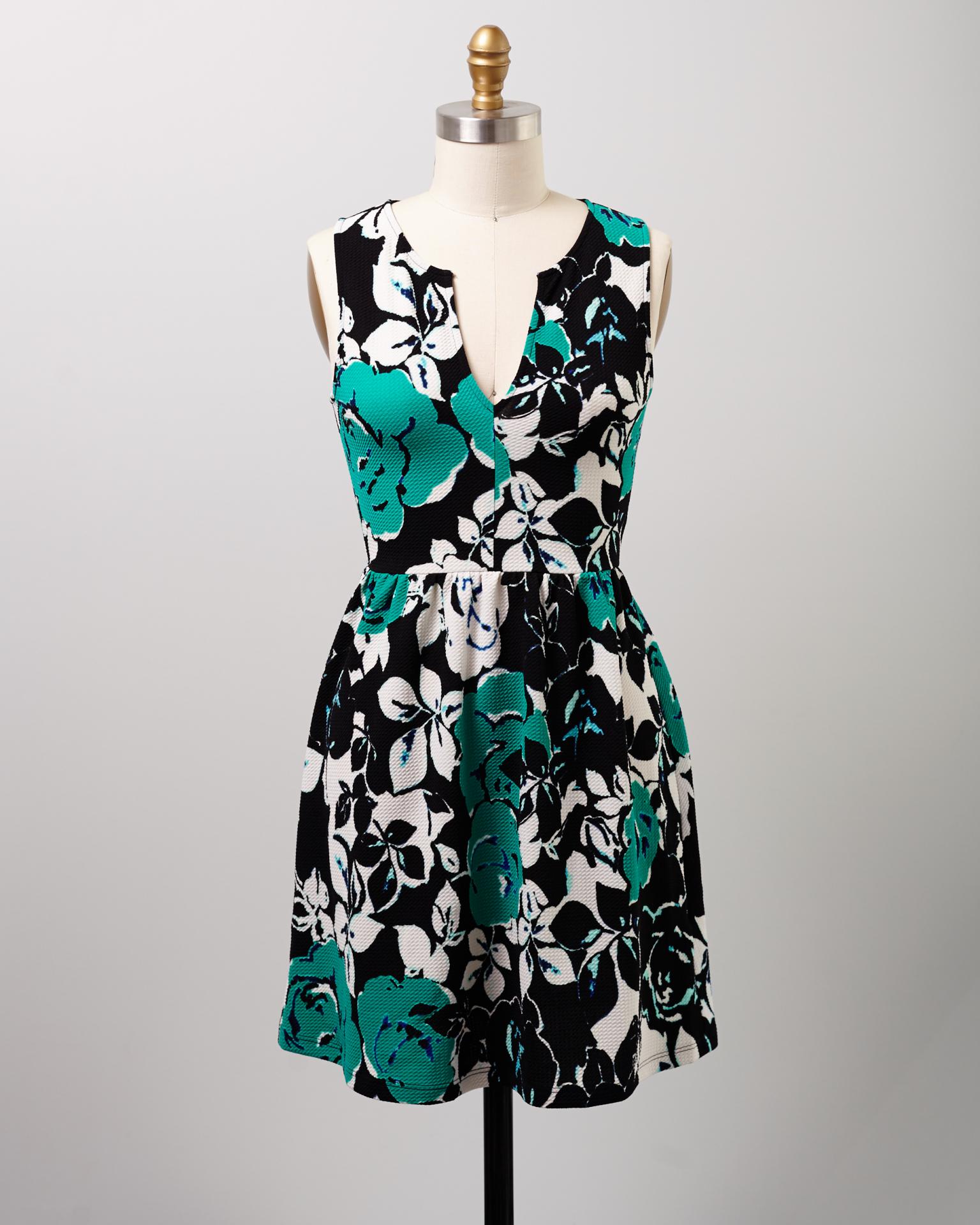 This gorgeous, sweet dress is a new-with-tags Modcloth find, but at an incredible consignment bargain find price! Snatch yours up now from this fantastic give-back shopping site before they're gone! 