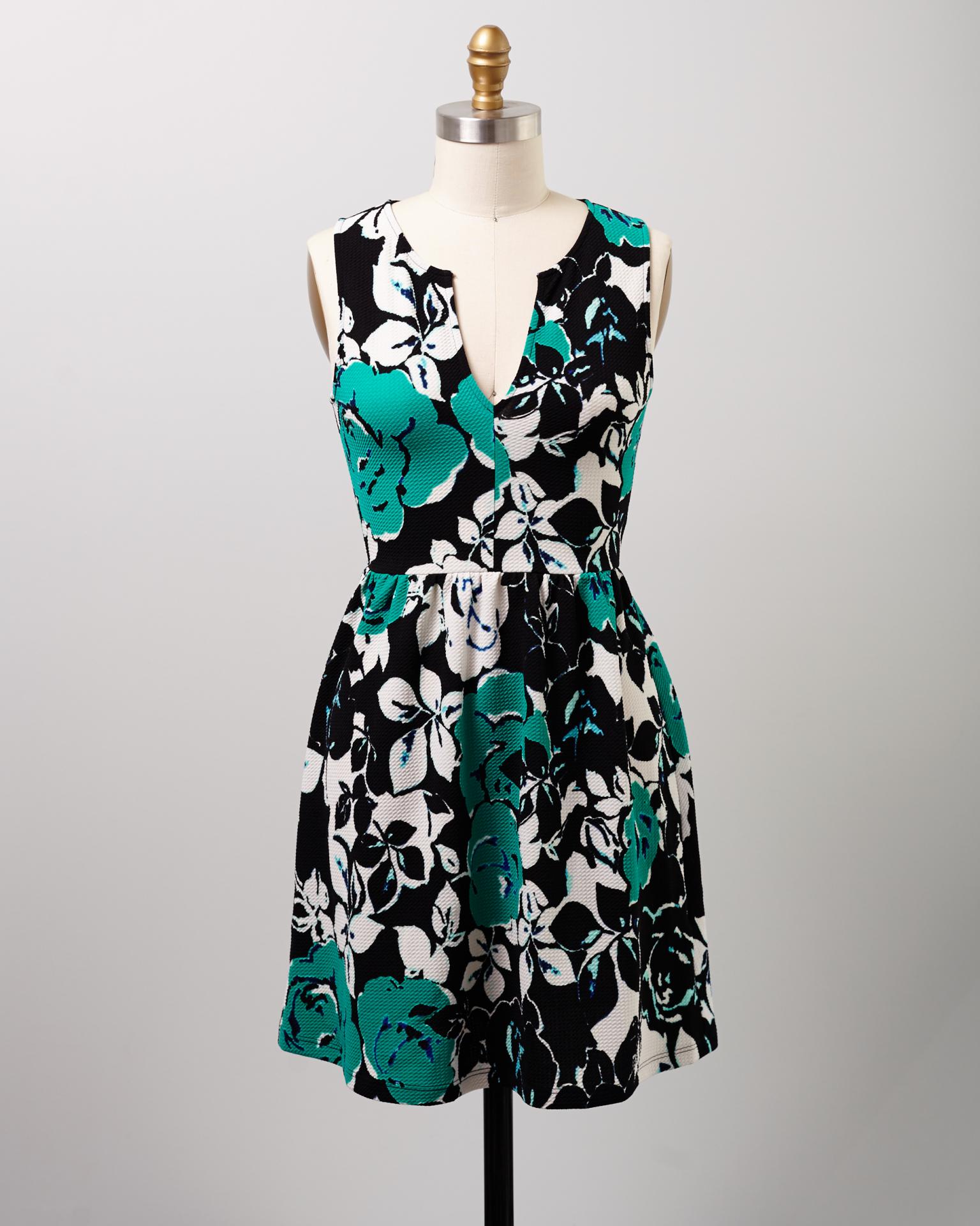 This gorgeous, sweet dress is a new-with-tags Modcloth find, but at an incredible consignment bargain find price! Snatch yours up now from this fantastic give-back shopping site before they're gone!