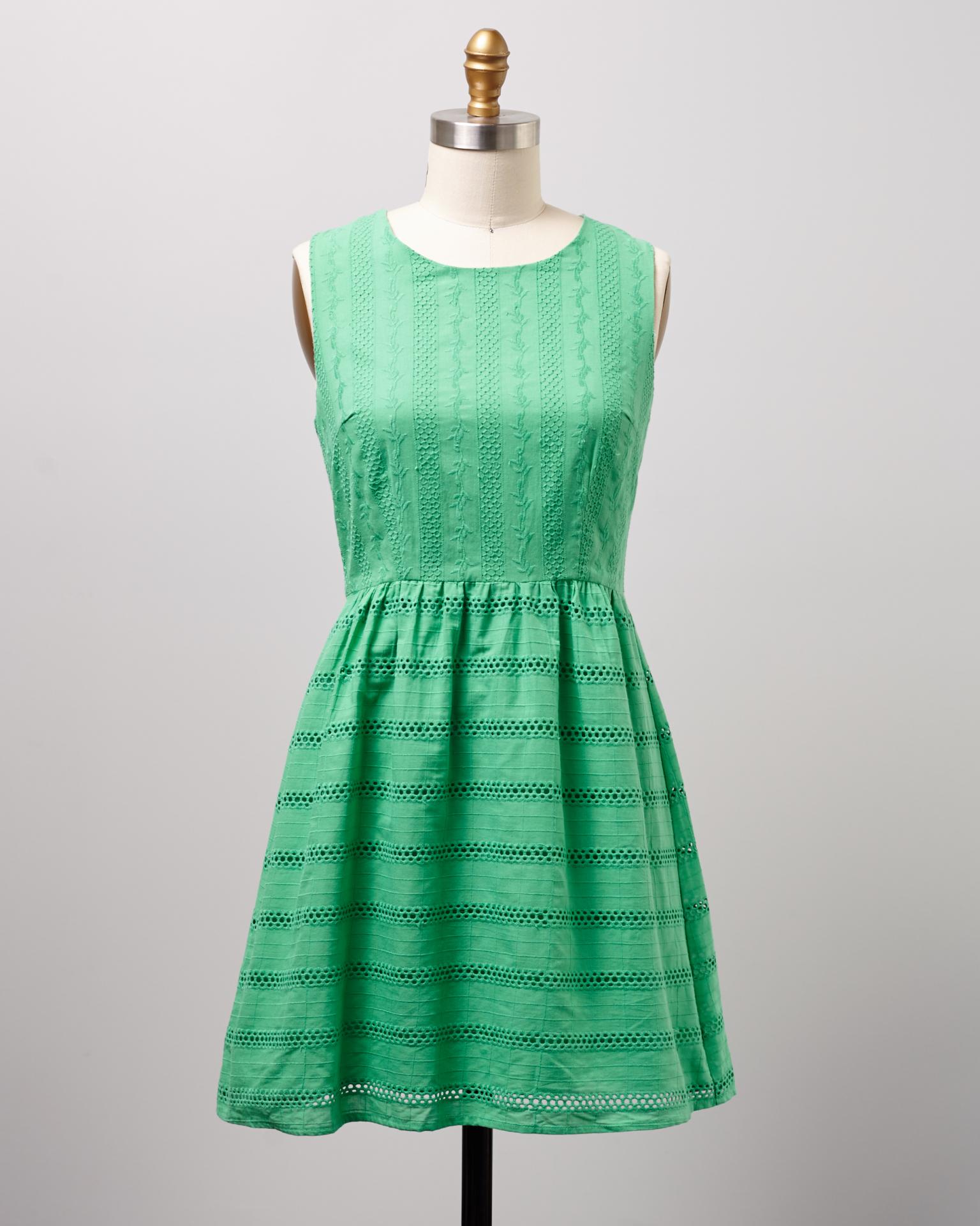 This gorgeous, sweet dress is a new-with-tags Modcloth find, but at an incredible consignment bargain find price! Snatch yours up now from this fantastic give-back shopping site before they're gone!