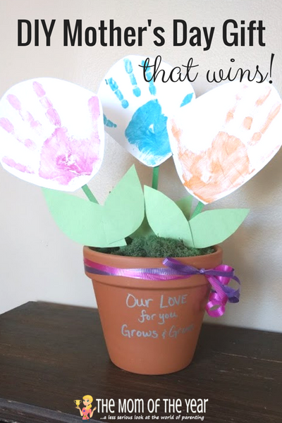 Need the perfect Mother's Day gift? These flower DIY Mother's Day gifts are such a hit with moms and grandmas alike! Get the kids ready for a fun project and save money with this super idea for DIY project!