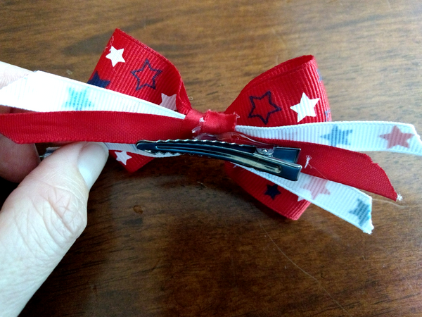 DIY Patriotic Bows are the PERFECT way to get your little gal in the Americana spirit for Memorial Day or July 4th! You'll be surprised at how easy these are to whip up! Save a ton of money making your own vs. purchasing store-bought, and these make a super gift too! And MAKE SURE to catch the smart tips at the end about what mistakes to avoid for better results!