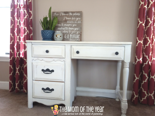 Want to try a chalk paint makeover, but not sure where to start? Follow these simple, easy steps, and you'll find this DIY project is super do-able--soon you will be rehabbing all the furniture in your house for that farmhouse decor, not just this desk makeover!