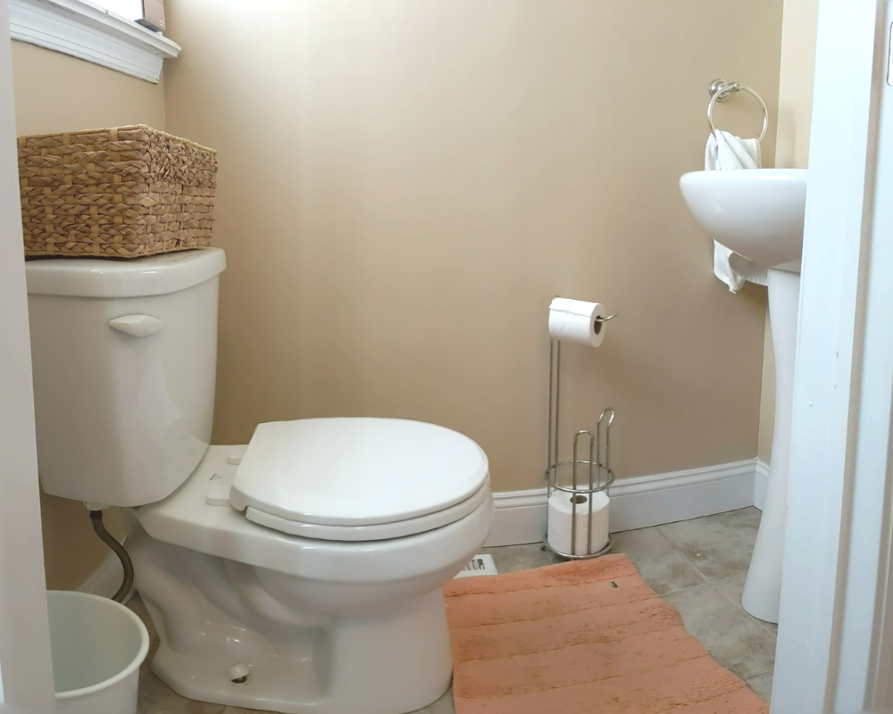 Have a bathroom or powder room in need of a spruce? This fab farmhouse makeover, step-by-step DIY project will refresh your space in no time, on the cheap! A budget-friendly, easy DIY project that will make a ton of difference!