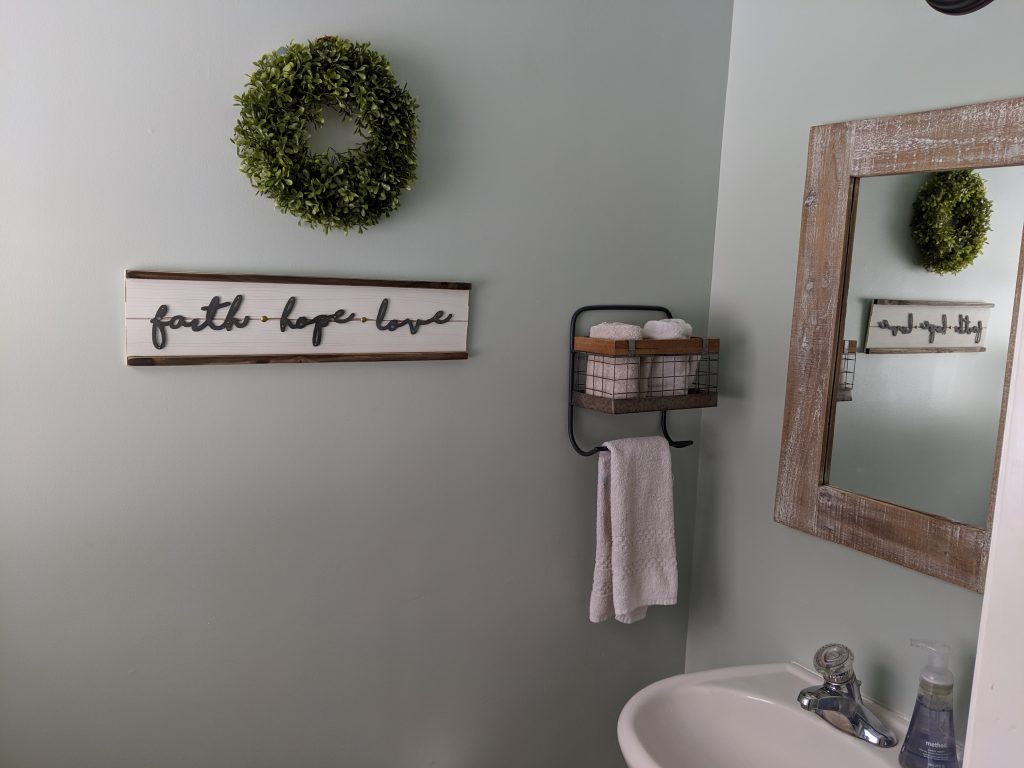 Have a bathroom or powder room in need of a spruce? This fab farmhouse makeover, step-by-step DIY project will refresh your space in no time, on the cheap! A budget-friendly, easy DIY project that will make a ton of difference!