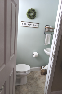Have a bathroom or powder room in need of a spruce? This fab farmhouse makeover, step-by-step DIY project will refresh your space in no time, on the cheap! A budget-friendly, easy DIY project that will make a ton of difference!