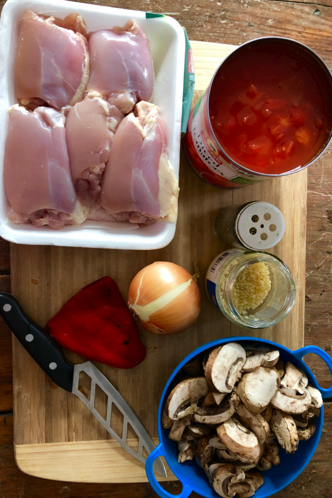 Need a smart family dinner win> Paleo Crockpot Chicken Cacciatore is such genius, all-inclusive win for whatever your menu holds! Score!