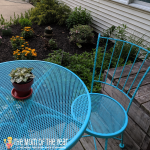 Looking to spruce up your outdoor space? Painting metal patio furniture is an easy outdoor project with a powerful punch that will make a huge difference! I LOVE the smart hack in the 3rd step! Get ready to bring on the outdoor living :)