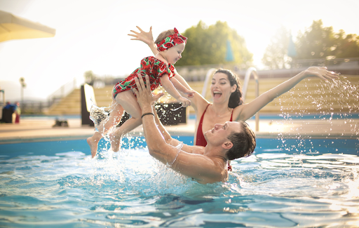 Follow this pool day packing list exactly for a successful outing with baby--great suggestions here!